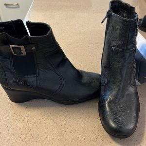 Black side 7 boot